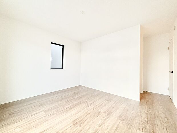 ウォークインクローゼットがあるお部屋！季節ごとの入れ替えも不要で便利です。 