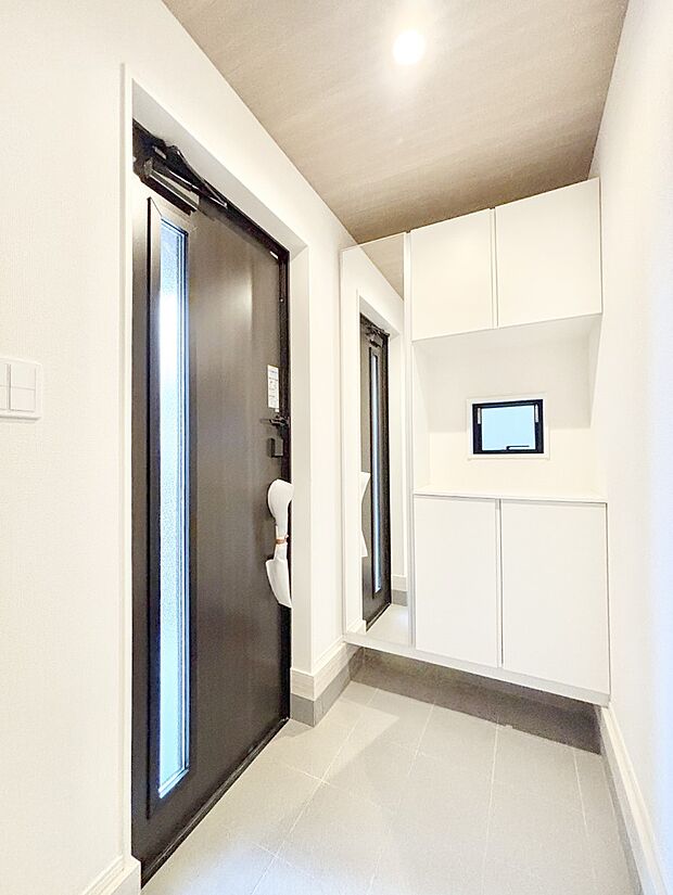 飾り棚を利用して、お越しいただくお客様をおもてなしできます。