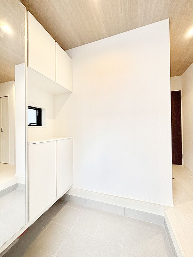 窮屈さを感じさせない広々玄関!