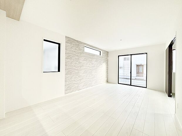 大きな窓からたっぷりの陽光と風を感じられるリビング