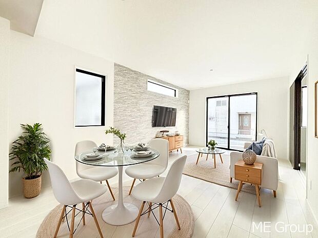 ご家族の賑やかな話し声で包まれる明るいリビング ※家具はCGです