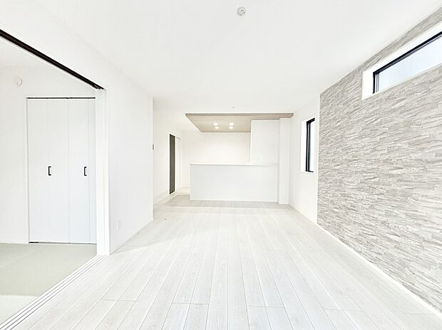 アクセントクロスがお洒落なリビング。家族でのんびりくつろげる広々スペース。