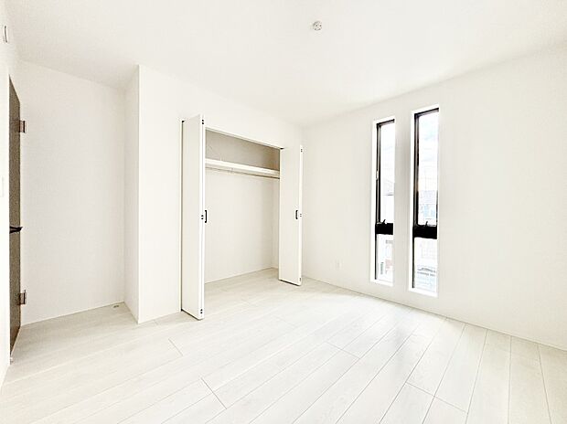 窓からのやさしい光が心地よいプライベートルーム