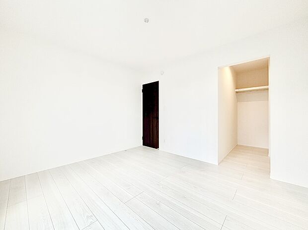 お子さまのお部屋としても!衣類の整理整頓に便利なクローゼット付きの洋室。