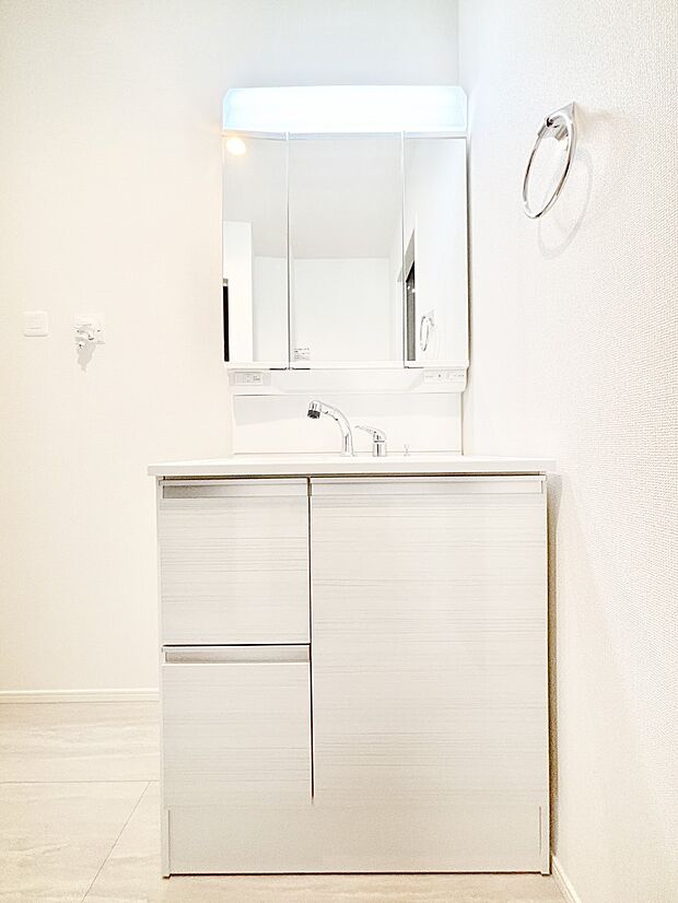 大きく見やすい三面鏡で清潔感ある洗面台は、身だしなみチェックや肌のお手入れにおすすめです。