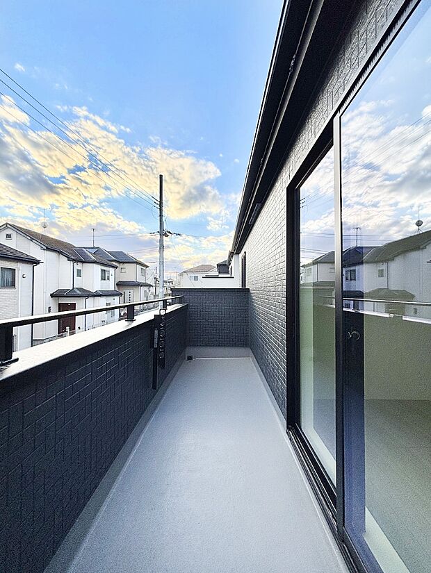 ゆったりバルコニーだから沢山お洗濯ものを干せます。