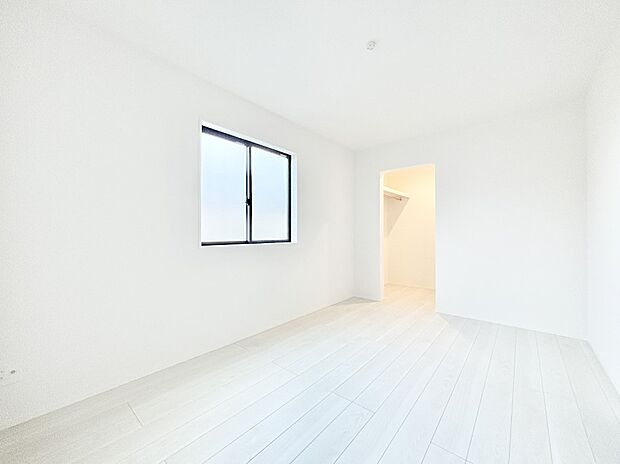 ウォークインクローゼットがあるお部屋!季節ごとの入れ替えも不要で便利です。