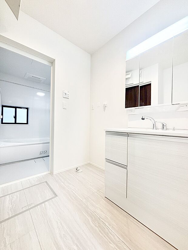 広々とゆとりのあるランドリースペース。