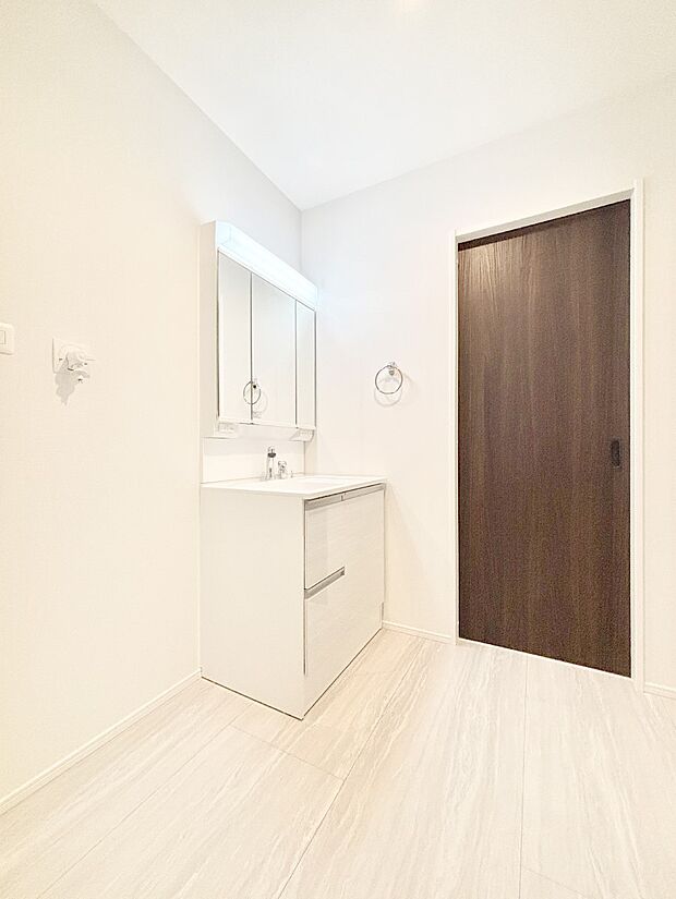 清潔感のある快適空間です。毎日の身支度も気持ち良くお使い頂けます。 