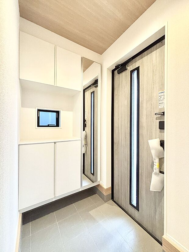 明るい玄関はお客様をお出迎えするのにぴったりです!