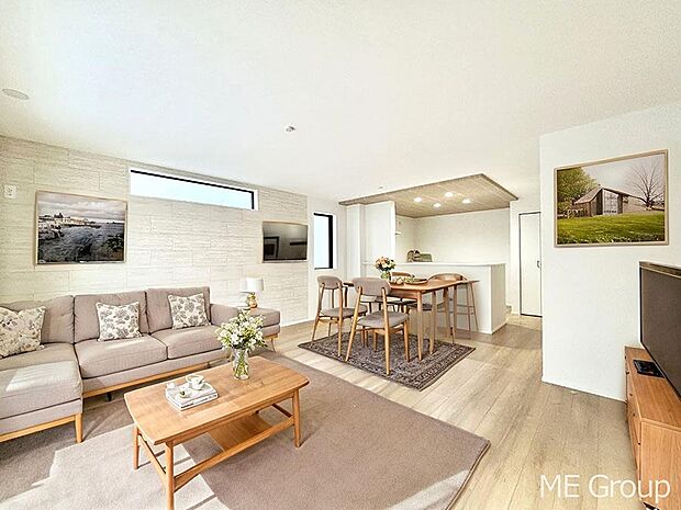 ご家族の賑やかな話し声で包まれる明るいリビング ※家具はCGです