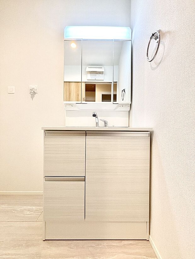 大きく見やすい三面鏡で清潔感ある洗面台は、身だしなみチェックや肌のお手入れにおすすめです。