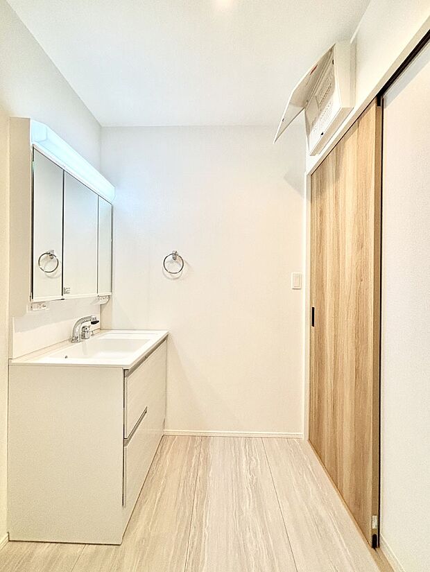 明るい洗面所は毎朝の身支度も楽しくできちゃいそうです。