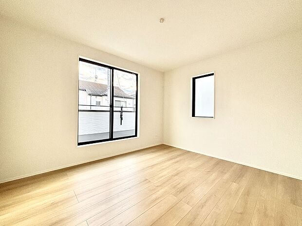 明るいバルコニーサイドに洋室を設置。目覚めの良い寝室に。 