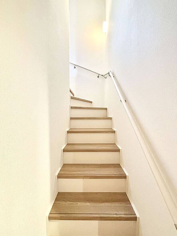 安全性を考慮し階段には手すりを設置しています