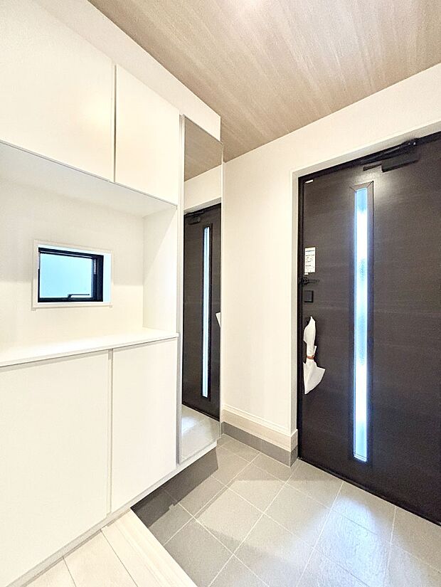 明るい玄関はお客様をお出迎えするのにぴったりです!