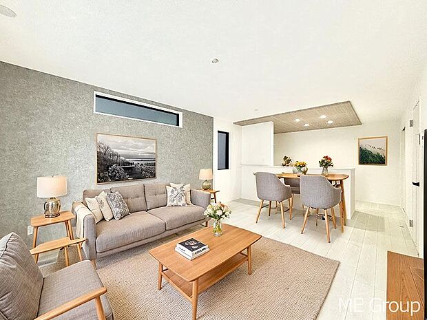 ご家族の賑やかな話し声で包まれる明るいリビング ※家具はCGです