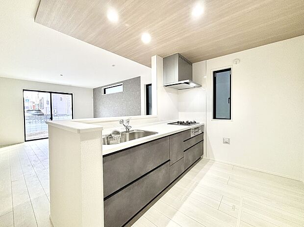 ゆとりあるキッチンではご家族と楽しくお料理ができます。