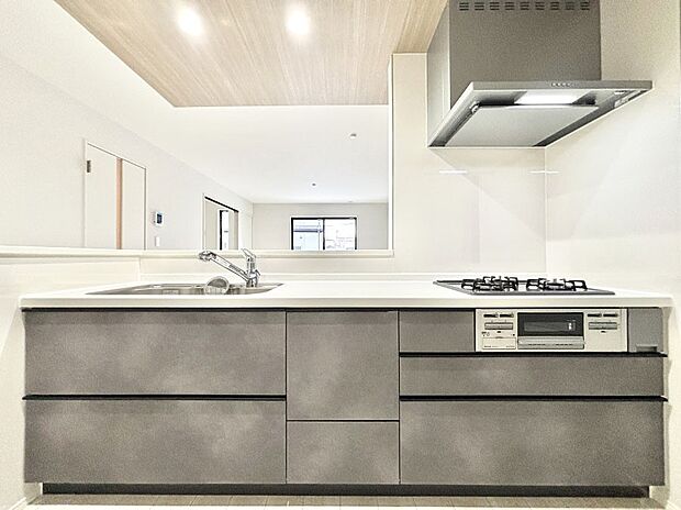 料理をしながらでもご家族との会話を楽しめる対面キッチン