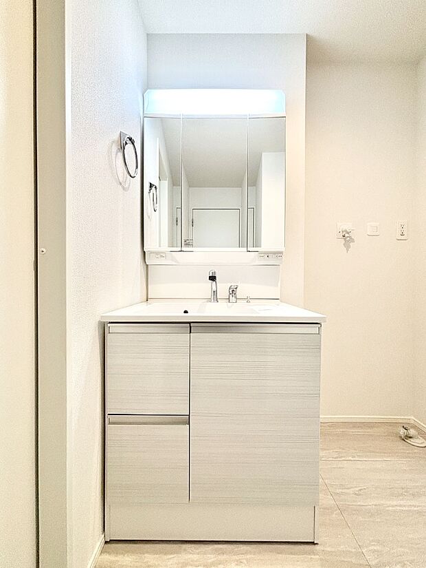 大きく見やすい三面鏡で清潔感ある洗面台は、身だしなみチェックや肌のお手入れにおすすめです。