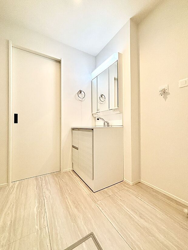 明るい洗面所は毎朝の身支度も楽しくできちゃいそうです。