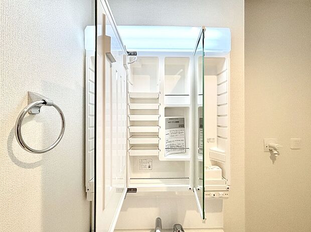 三面鏡の裏に、化粧品や衛生用品などを収納可能。洗面台をすっきりと保ちます!