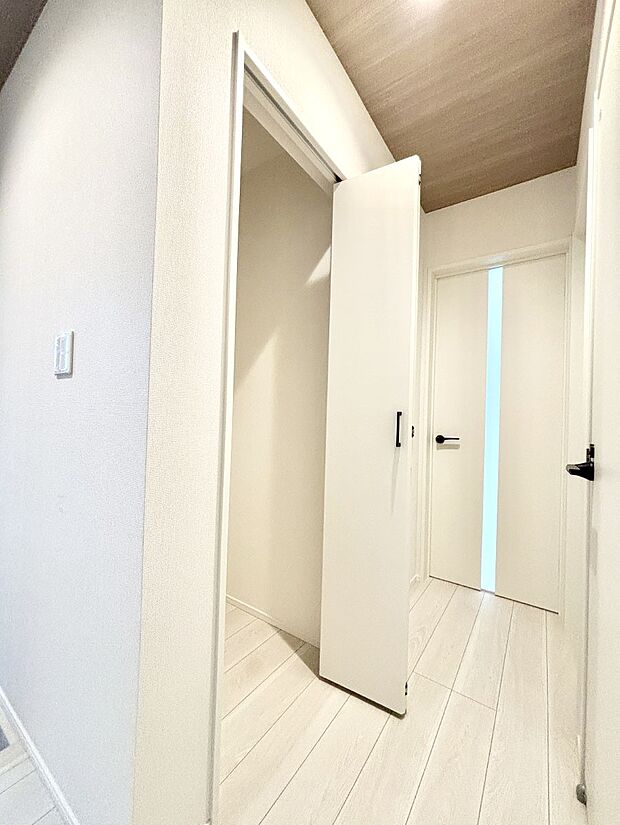 廊下収納。掃除道具や季節の小物を収納することができます。