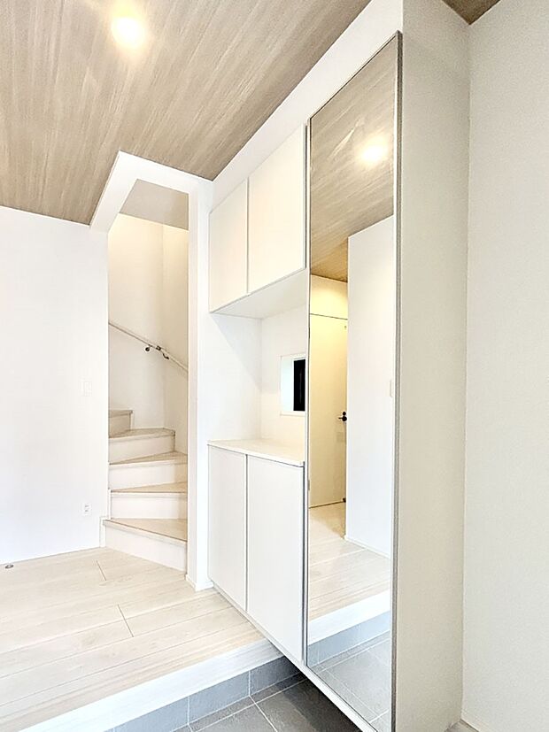 たっぷり収納できるシューズボックスで家族全員の靴も、玄関すっきり。