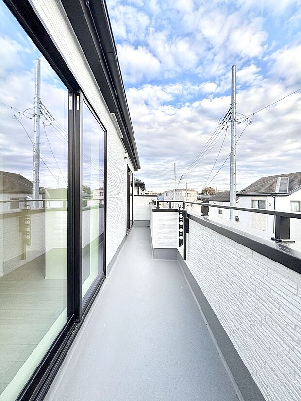 南向きのバルコニー!ご家族の洗濯物はもちろん、お布団もたっぷり干せます!