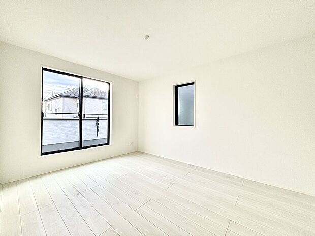 バルコニーが開放感をプラスしてくれる洋室