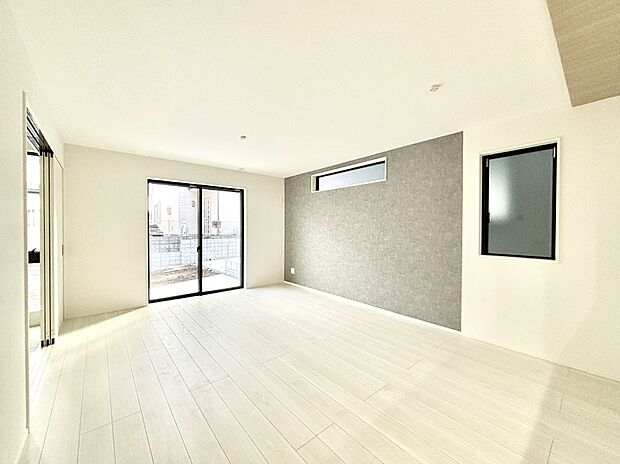 大きな窓からたっぷりの陽光と風を感じられるリビング