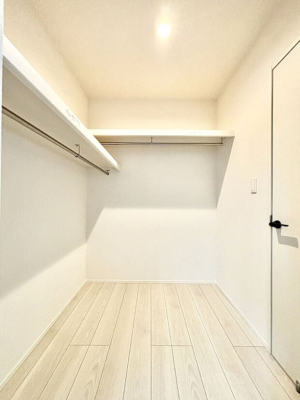 ウォークインクローゼット付きで生活空間を広く利用できます。