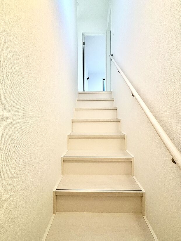 階段は手すり付きなので小さなお子さまやご高齢の方も安心です