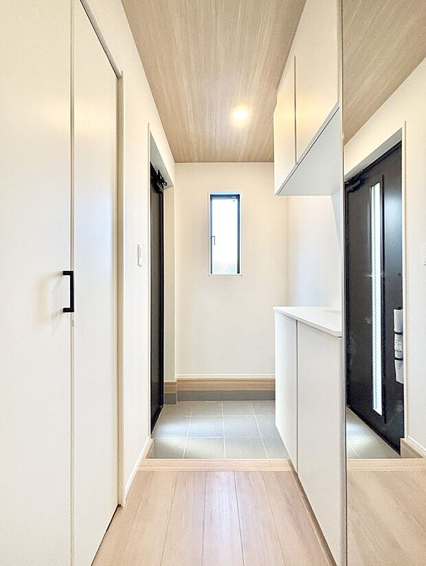 明るい玄関はお客様をお出迎えするのにぴったりです!