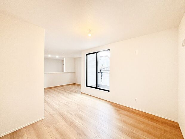 明るい2階リビング!外からの視線をシャットアウトして家族のプライバシーを守ります