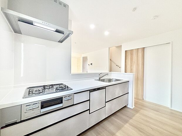 リビングで遊ぶお子様を見守りながらお料理ができる対面キッチン。