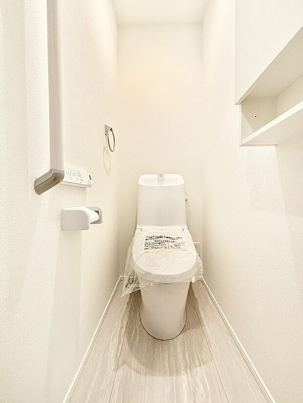 明るく清潔感のあるトイレです。