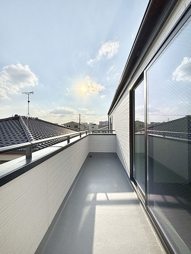 ゆったりバルコニーだから沢山お洗濯ものを干せます。