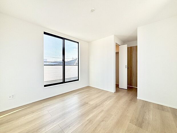 バルコニーが開放感をプラスしてくれる洋室