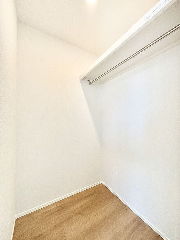 ウォークインクローゼット付きで生活空間を広く利用できます。