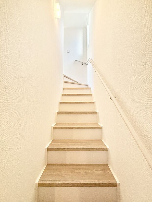 安全性を考慮し階段には手すりを設置しています