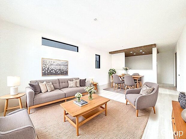 ご家族の賑やかな話し声で包まれる明るいリビング ※家具はCGです