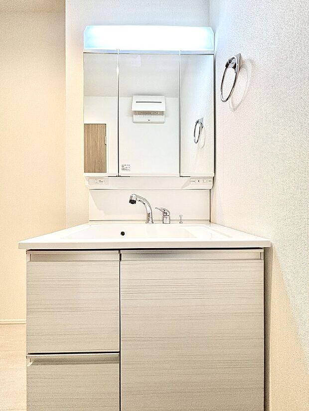 大きく見やすい三面鏡で清潔感ある洗面台は、身だしなみチェックや肌のお手入れにおすすめです。 