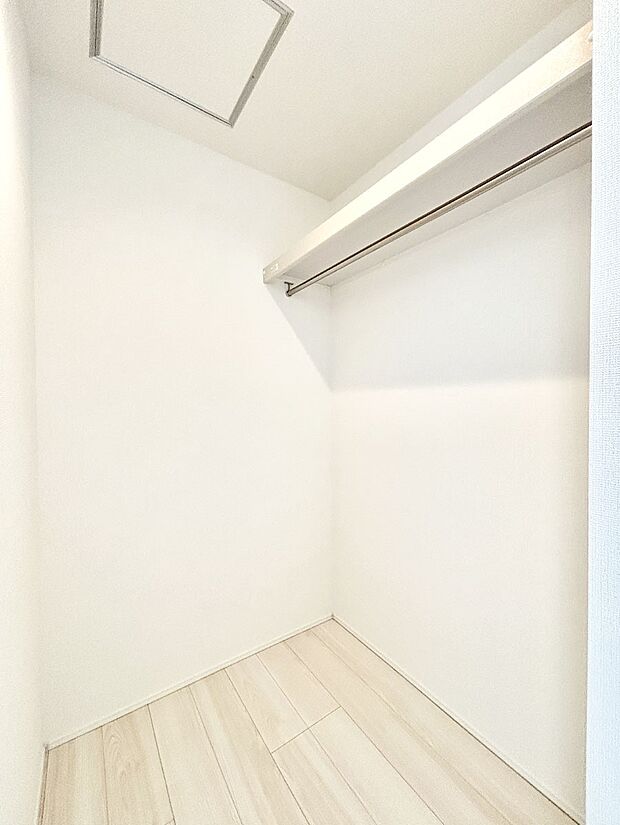 ウォークインクローゼット付きで生活空間を広く利用できます。