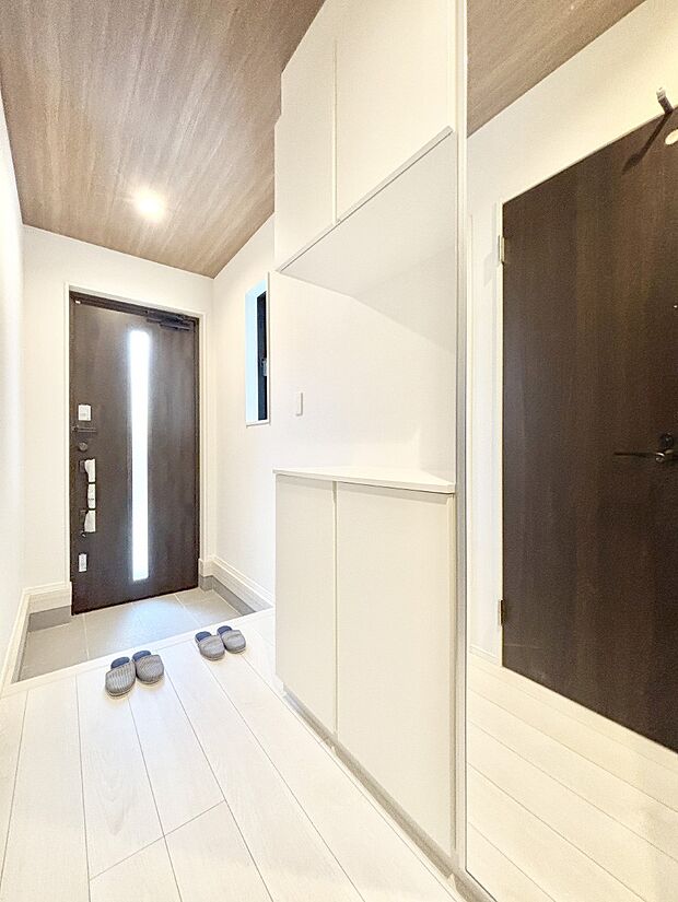 明るい玄関はお客様をお出迎えするのにぴったりです！ 