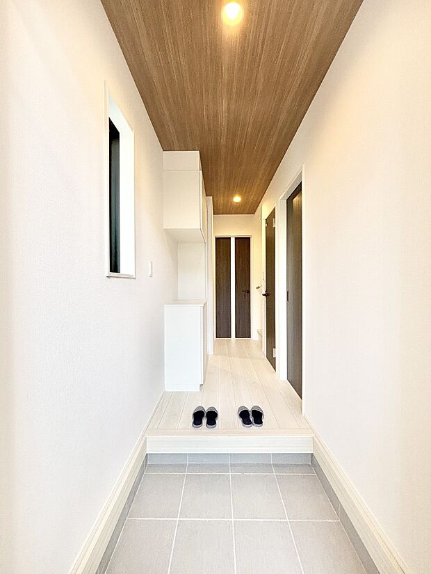 いつもきれいにしておきたい玄関ですね。