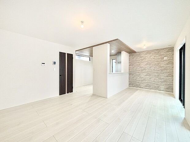 ご家族の賑やかな話し声で包まれる明るいリビング