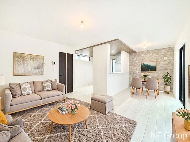 家族の和やかな会話が聞こえてきそう。開放感のあるリビングです。※家具はCGです  