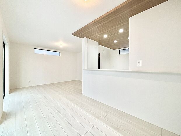 家族団らんの時間も増えそうなくつろぎのリビングダイニング。