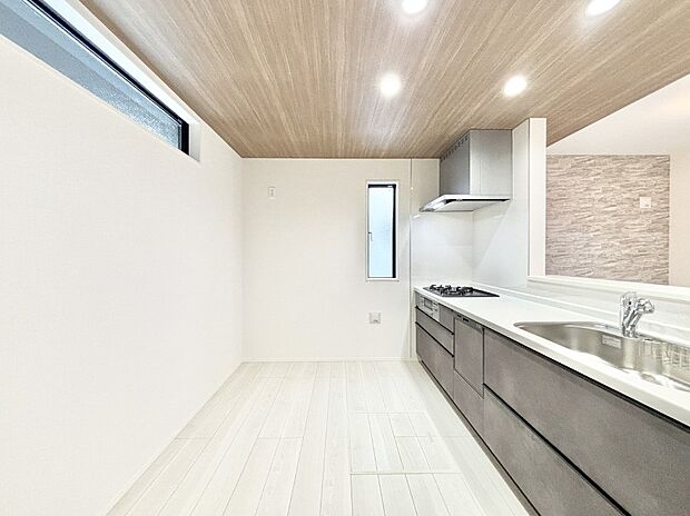 ゆとりあるキッチンではご家族と楽しくお料理ができます。